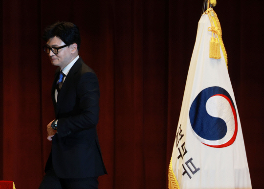 지난 12월21일 한동훈 법무부 장관이 경기 과천시 법무부 청사에서 열린 법무장관 이임식에서 이임사를 마친 뒤 자리로 향하고 있다.<연합뉴스>